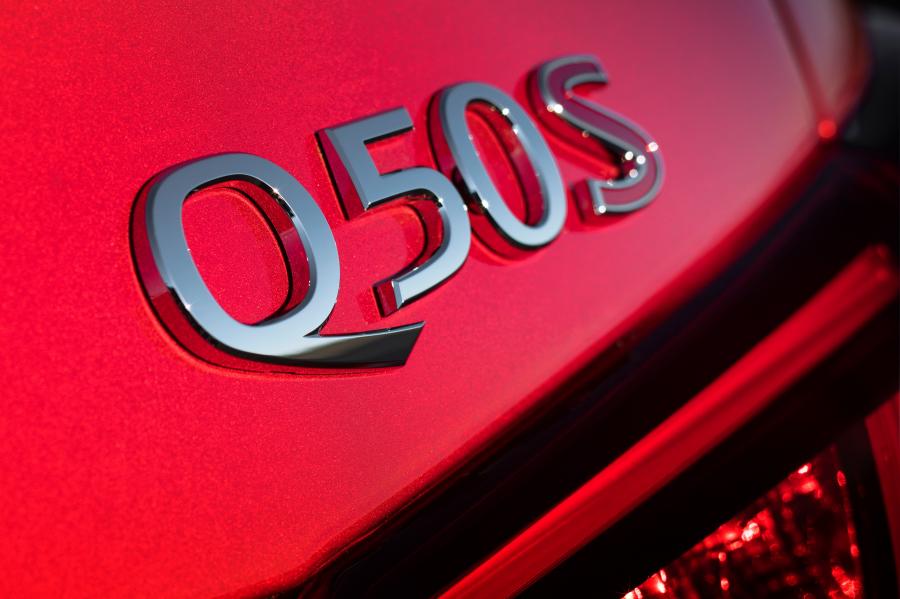 Логотип Infiniti Q50 Red Sport 400 2017 года  (WW) (фото 30 из 41)